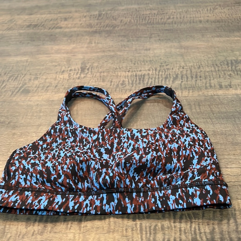 Womens Lululemon sports bra size 6.Rare discontinued pattern